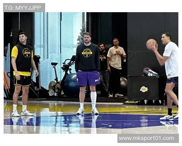 东契奇背打博格丹遭遇撞击疑似小腿受伤引发关注