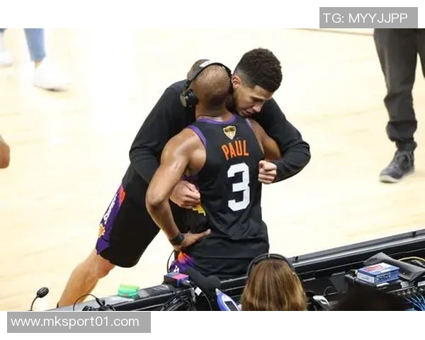 布克赛后与模仿者中国布克亲密合影赠送签名球衣展现友谊与支持